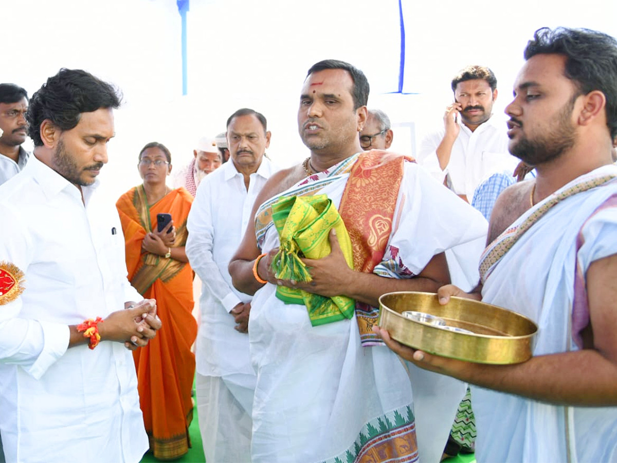 CM_20Jagan_20invoke_20divine_20blessings_20ahead_20nomination-3.jpg 3