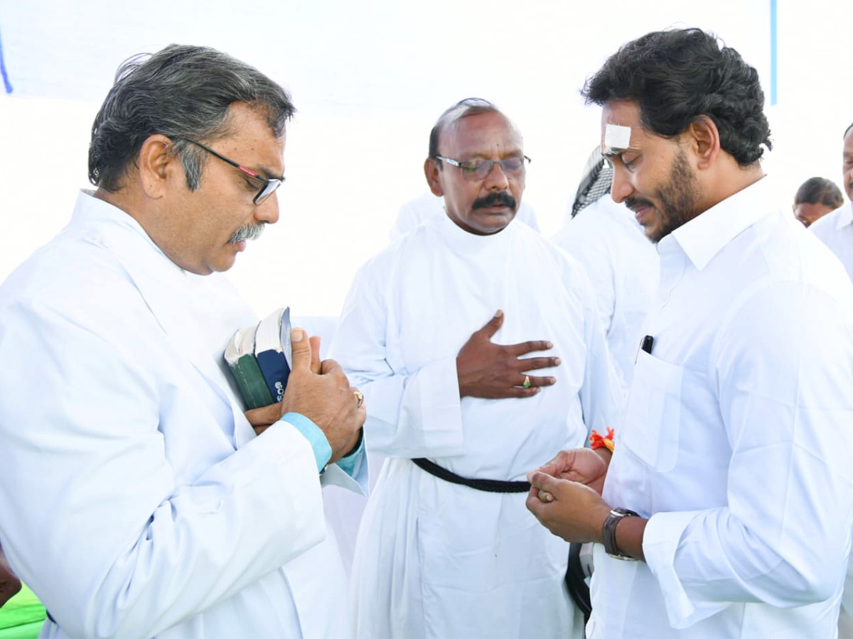 CM_20Jagan_20invoke_20divine_20blessings_20ahead_20nomination-4.jpg 4