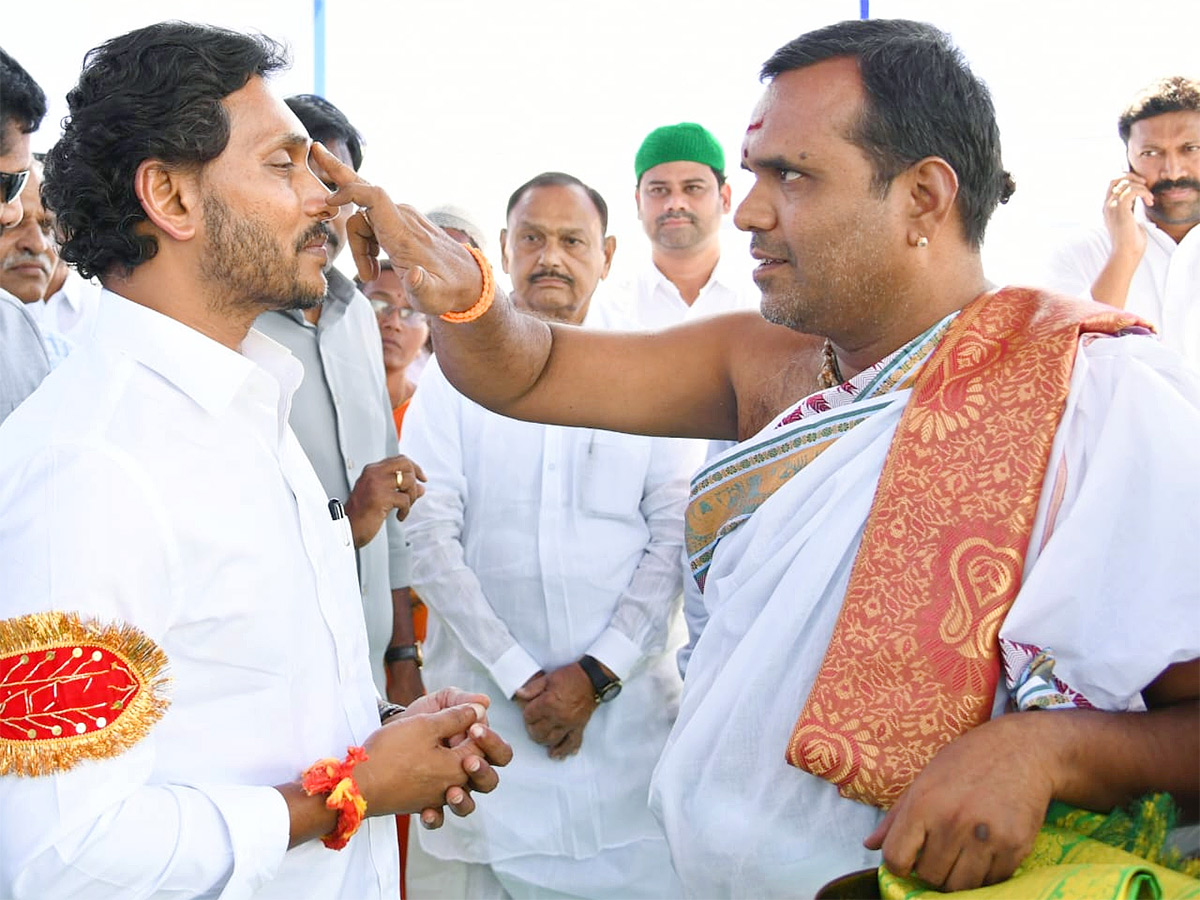 CM_20Jagan_20invoke_20divine_20blessings_20ahead_20nomination-5.jpg 5