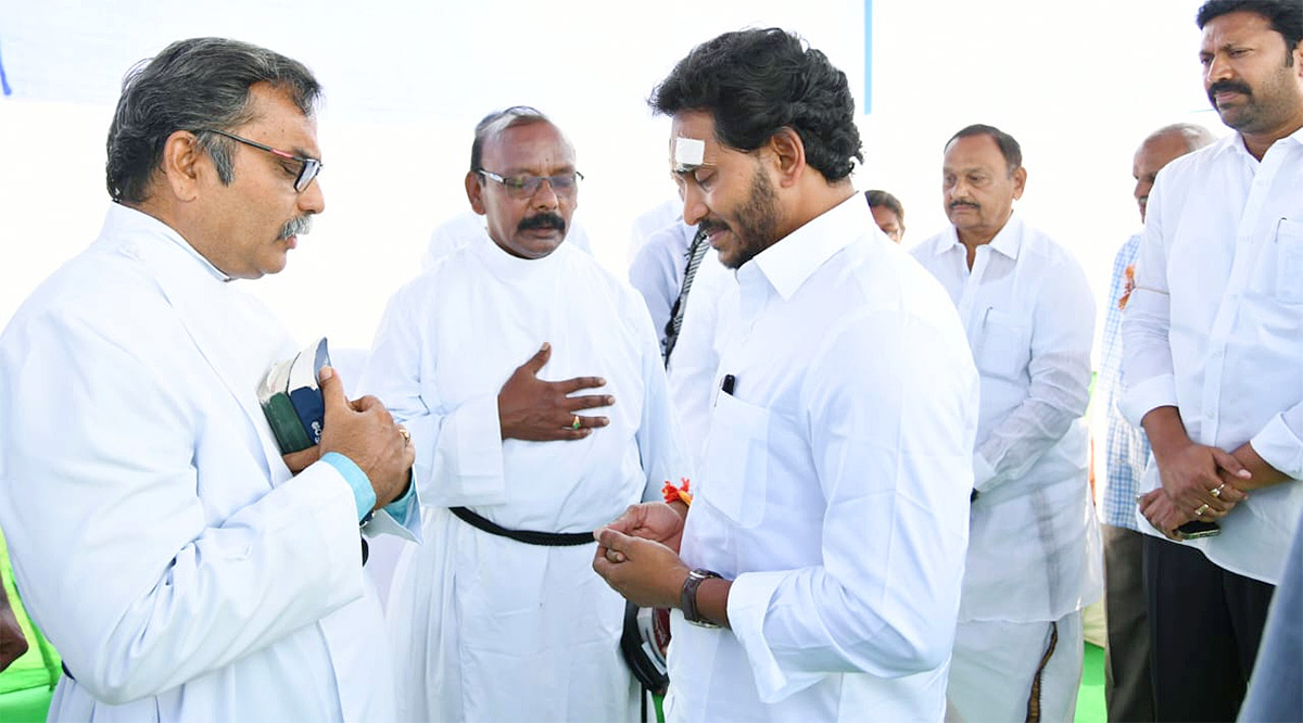 CM_20Jagan_20invoke_20divine_20blessings_20ahead_20nomination-6.jpg 6