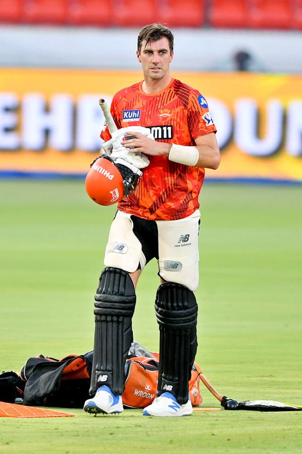 SRH_20And_20RCB_20Players_20Practice_20Session_20At_20Uppal_20Stadium_20Special_20Photos-_20_2814_29.jpg 14