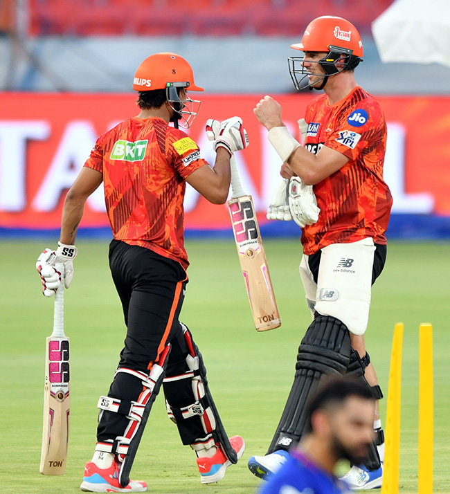 SRH_20And_20RCB_20Players_20Practice_20Session_20At_20Uppal_20Stadium_20Special_20Photos-_20_2815_29.jpg 15