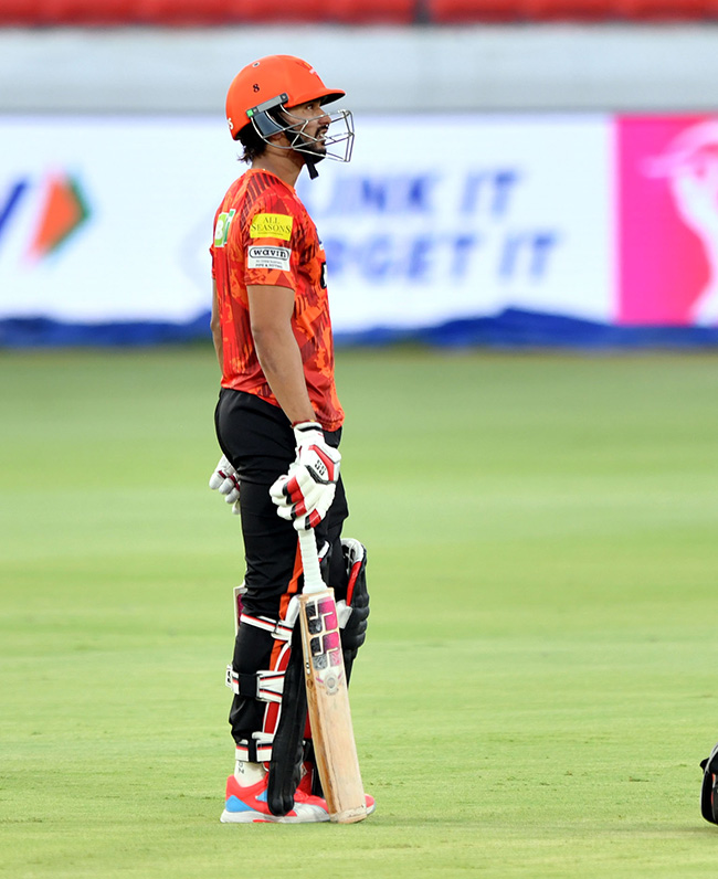 SRH_20And_20RCB_20Players_20Practice_20Session_20At_20Uppal_20Stadium_20Special_20Photos-_20_2816_29.jpg 16