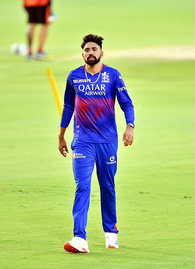 SRH_20And_20RCB_20Players_20Practice_20Session_20At_20Uppal_20Stadium_20Special_20Photos-_20_2822_29.jpg 22