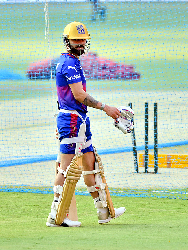 SRH_20And_20RCB_20Players_20Practice_20Session_20At_20Uppal_20Stadium_20Special_20Photos-_20_2825_29.jpg 25
