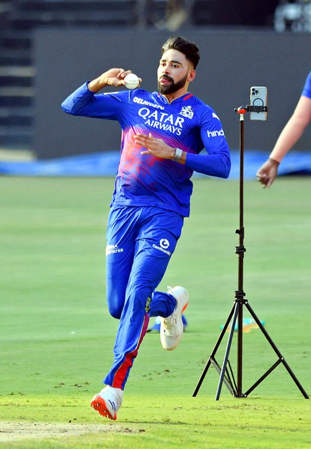 SRH_20And_20RCB_20Players_20Practice_20Session_20At_20Uppal_20Stadium_20Special_20Photos-_20_2828_29.jpg 28