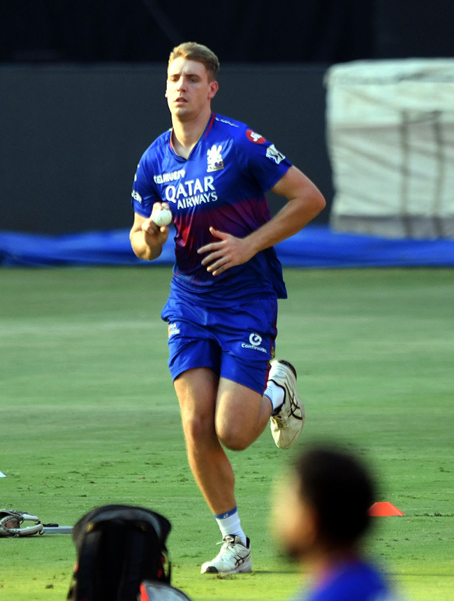 SRH_20And_20RCB_20Players_20Practice_20Session_20At_20Uppal_20Stadium_20Special_20Photos-_20_2829_29.jpg 29