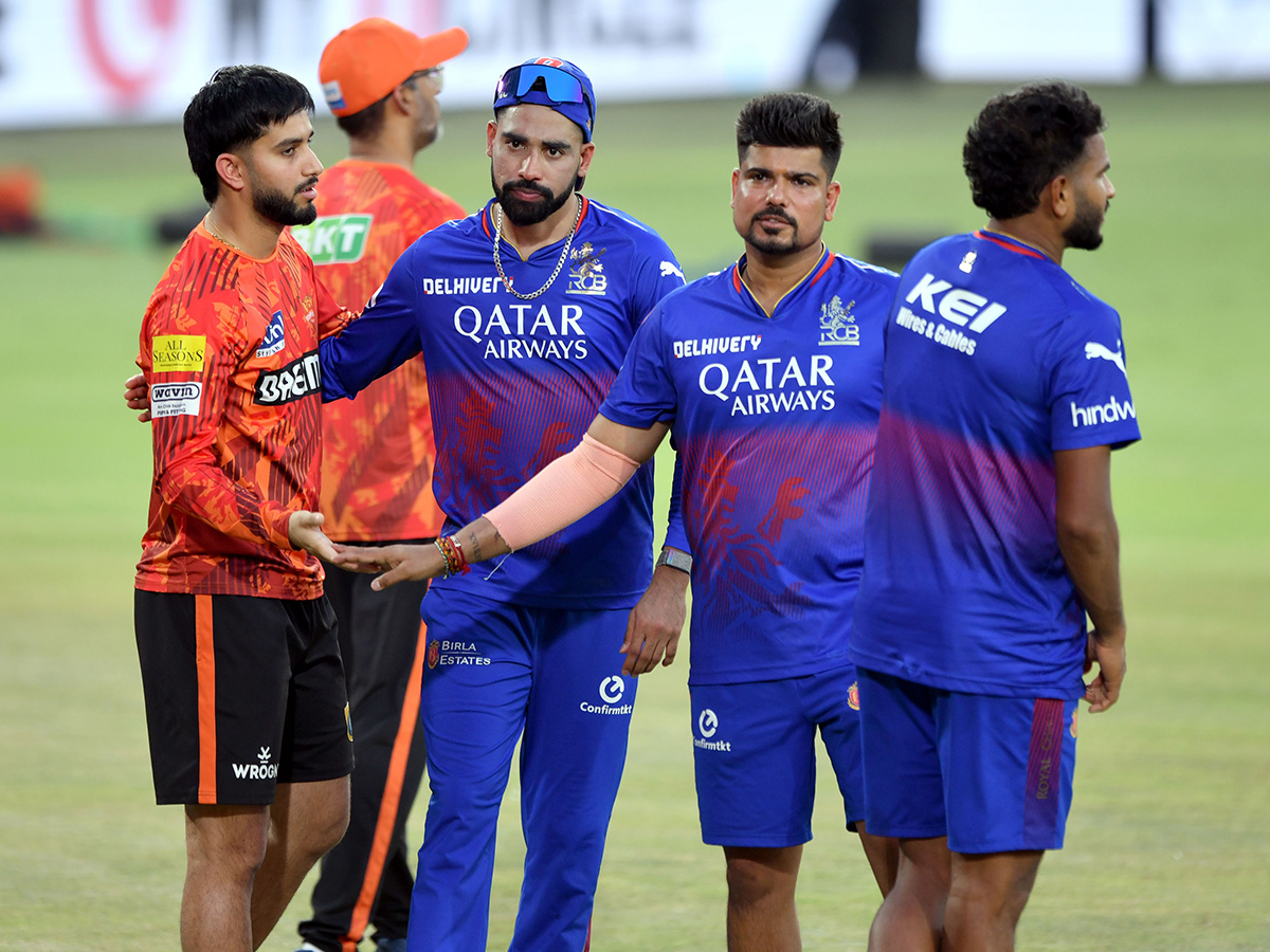 SRH_20And_20RCB_20Players_20Practice_20Session_20At_20Uppal_20Stadium_20Special_20Photos-_20_287_29.jpg 7