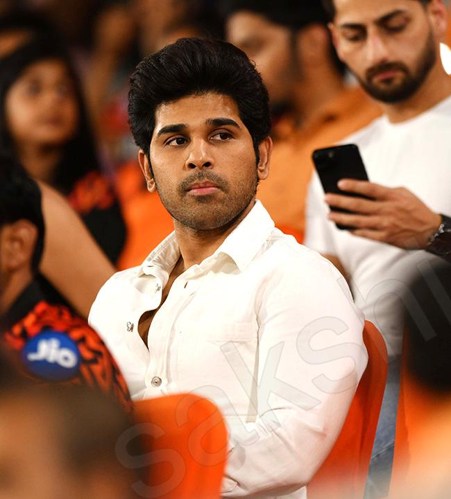 Celebrities_20In_20SRH_20and_20RCB_20match_20Uppal_20Stadium-_20_2815_29.jpg 15