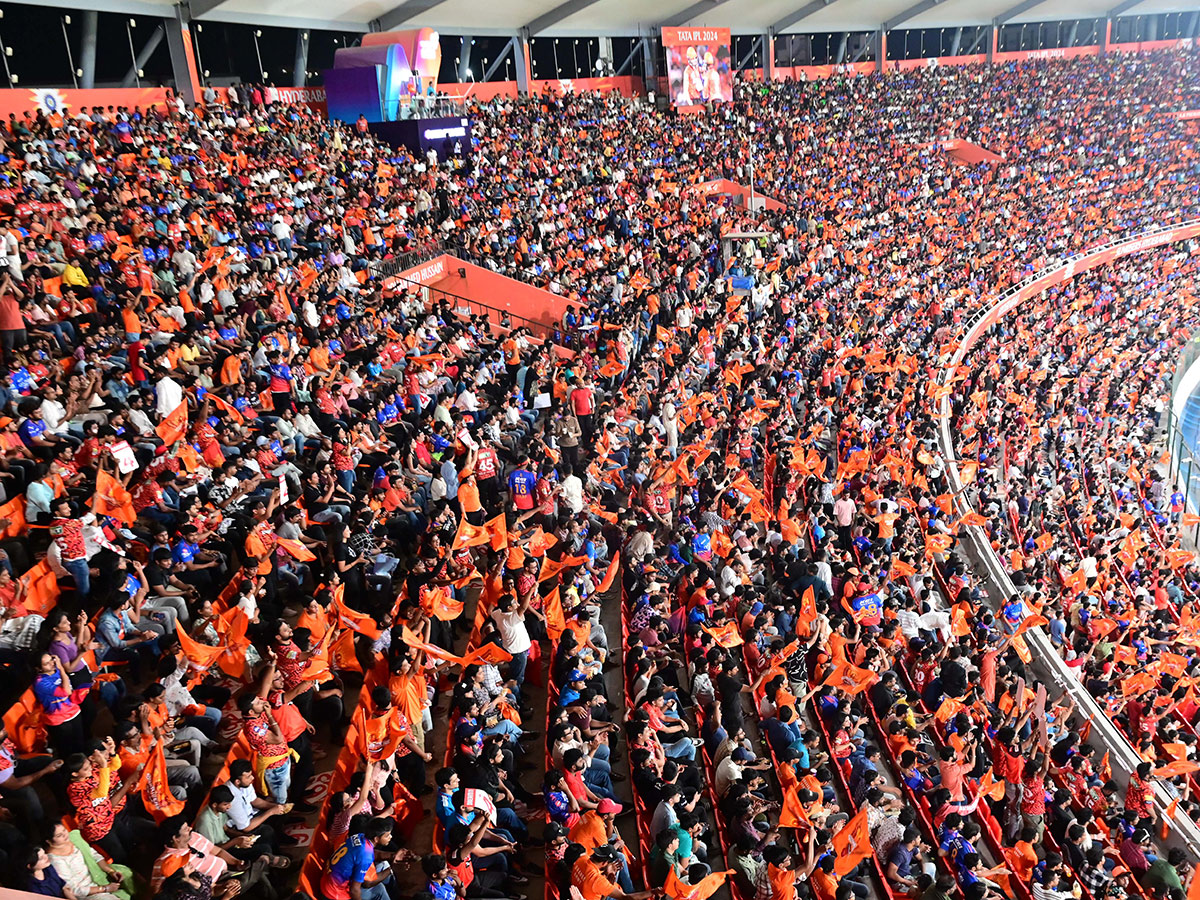 SRH_20and_20RCB_20Rajiv_20Gandhi_20International_20Cricket_20Stadium_20in_20Hyderabad-_20_2820_29.jpg 18