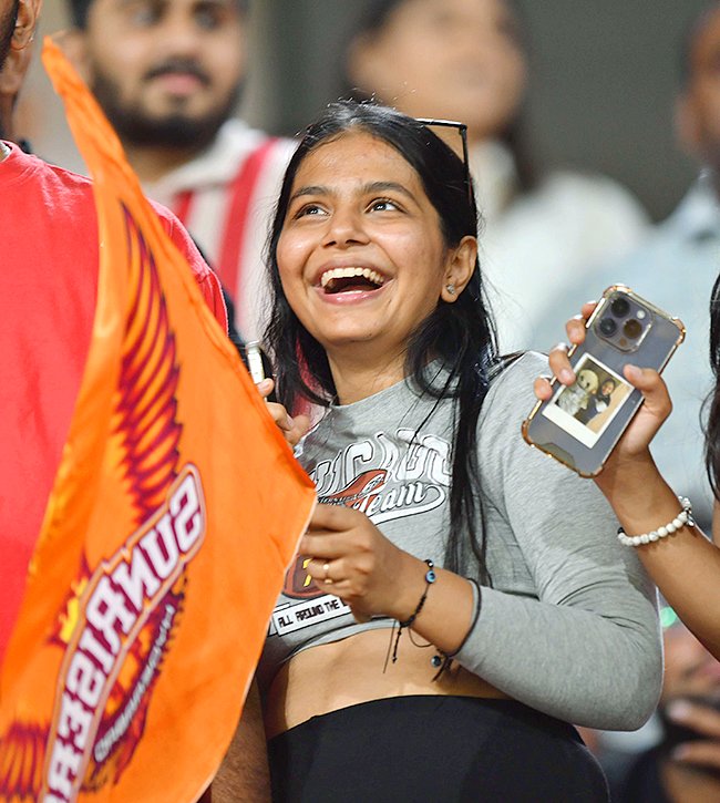 SRH_20and_20RCB_20Rajiv_20Gandhi_20International_20Cricket_20Stadium_20in_20Hyderabad-_20_286_29.jpg 5