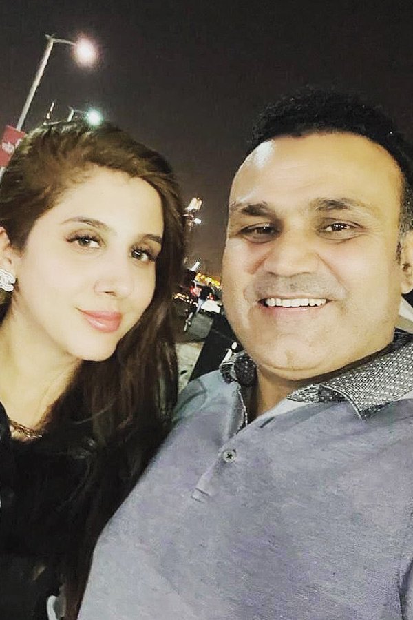 Virender_20Sehwag_20wife_20Aarti_20biography_20And_20personal_20information_20photos_20_2811_29.jpg 12