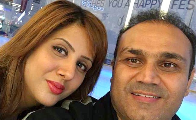 Virender_20Sehwag_20wife_20Aarti_20biography_20And_20personal_20information_20photos_20_283_29.jpg 4
