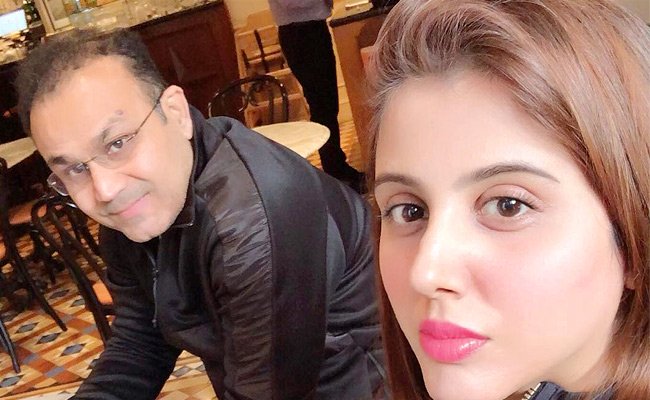 Virender_20Sehwag_20wife_20Aarti_20biography_20And_20personal_20information_20photos_20_284_29.jpg 5