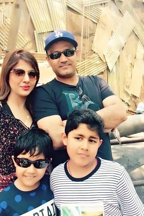Virender_20Sehwag_20wife_20Aarti_20biography_20And_20personal_20information_20photos_20_286_29.jpg 7