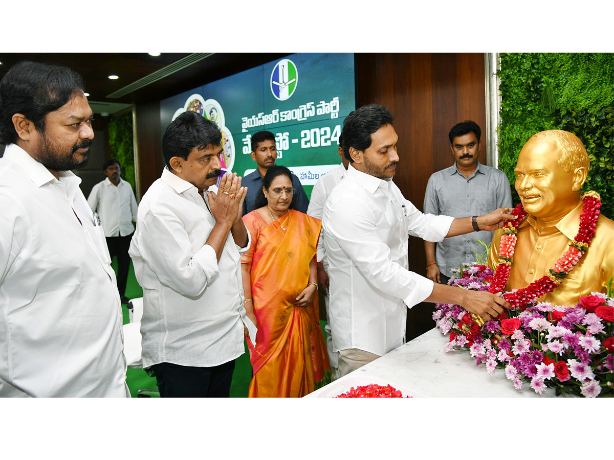 CM_20YS_20Jagan_20Mohan_20Reddy_20Released_20Manifesto_20For_20Andhra_20Pradesh_20Assembly_20Polls_20Photos_20_282_29.jpg 3