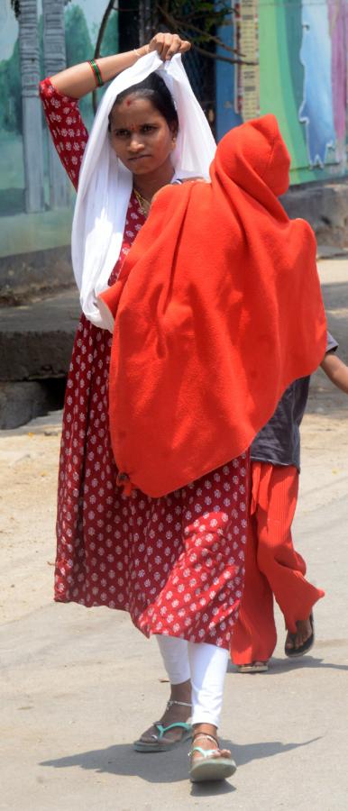 Heavy_20Heat_20Waves_20in_20Telugu_20States_20Photos-16.jpg 16