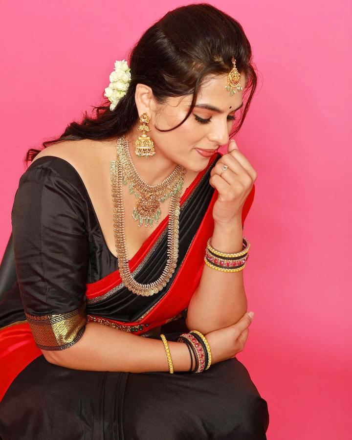 KavyaKalyanram-03.jpg 3
