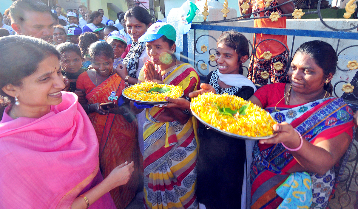 ys_20bharathi_20election_20campaign-_20_2810_29.jpg 10
