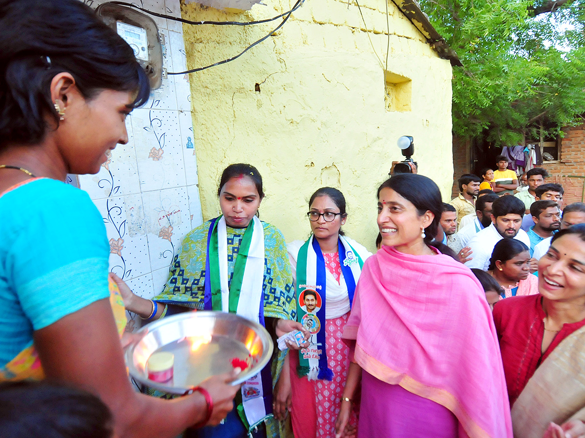 ys_20bharathi_20election_20campaign-_20_2811_29.jpg 11