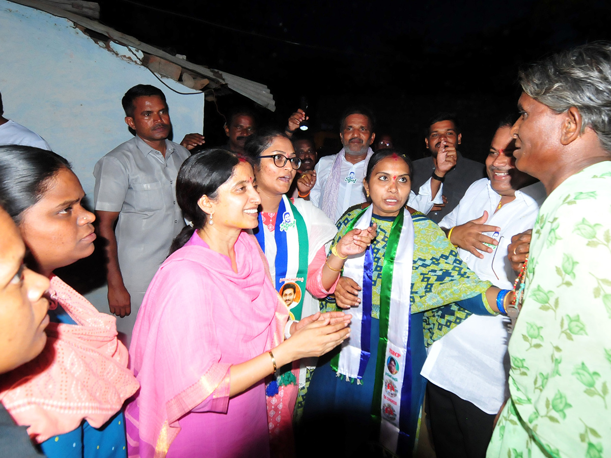 ys_20bharathi_20election_20campaign-_20_2812_29.jpg 12