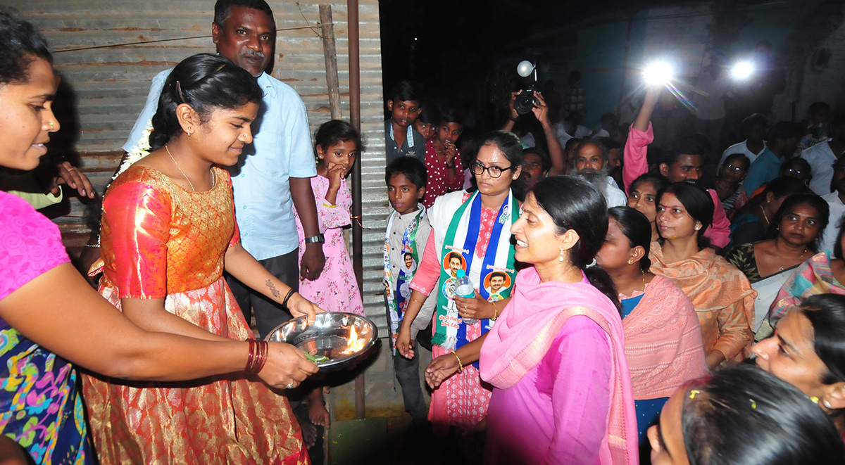 ys_20bharathi_20election_20campaign-_20_2813_29.jpg 13