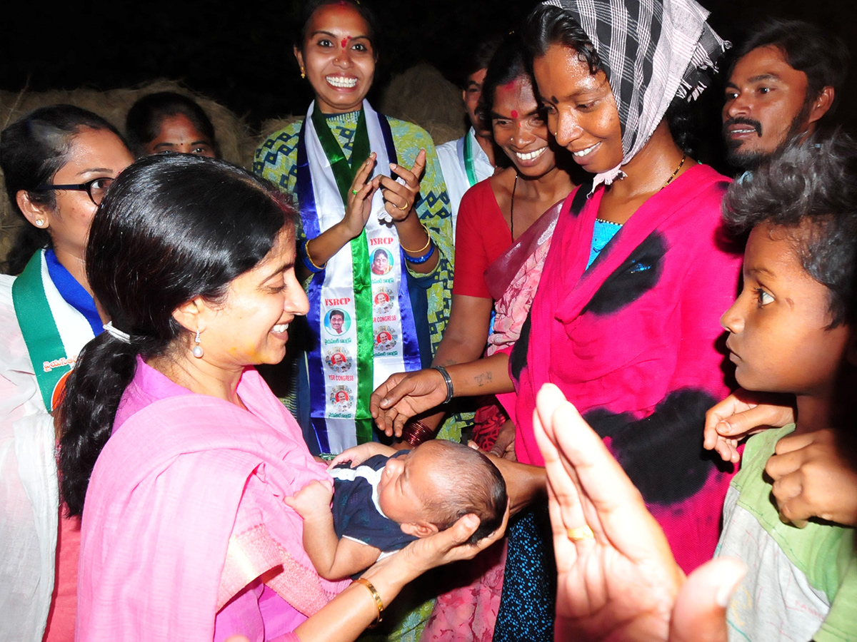 ys_20bharathi_20election_20campaign-_20_2815_29.jpg 15