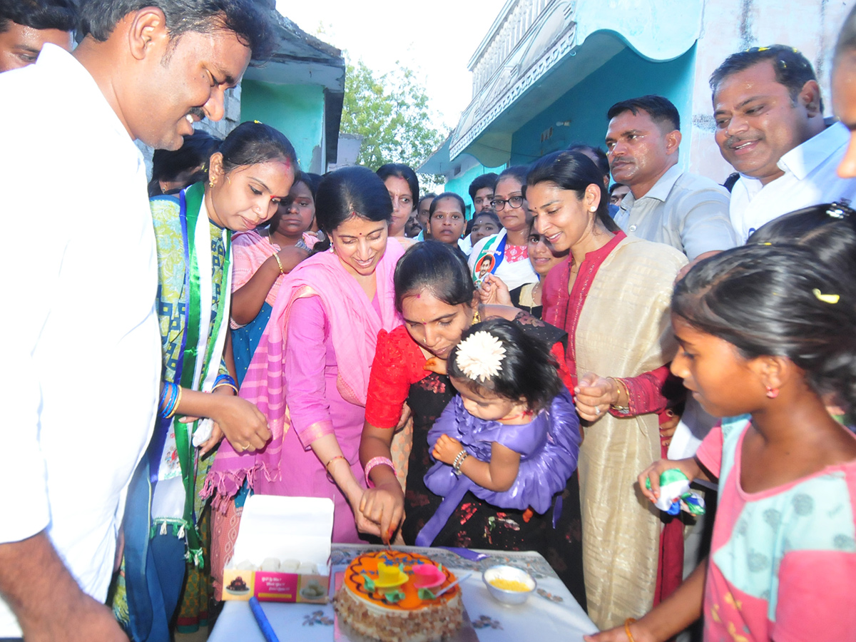 ys_20bharathi_20election_20campaign-_20_2816_29.jpg 16