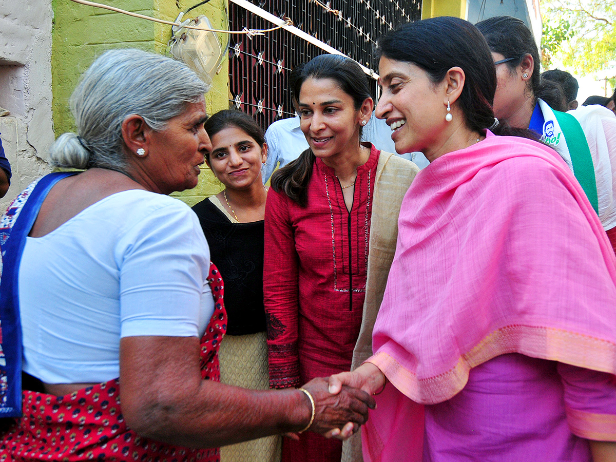 ys_20bharathi_20election_20campaign-_20_283_29.jpg 3