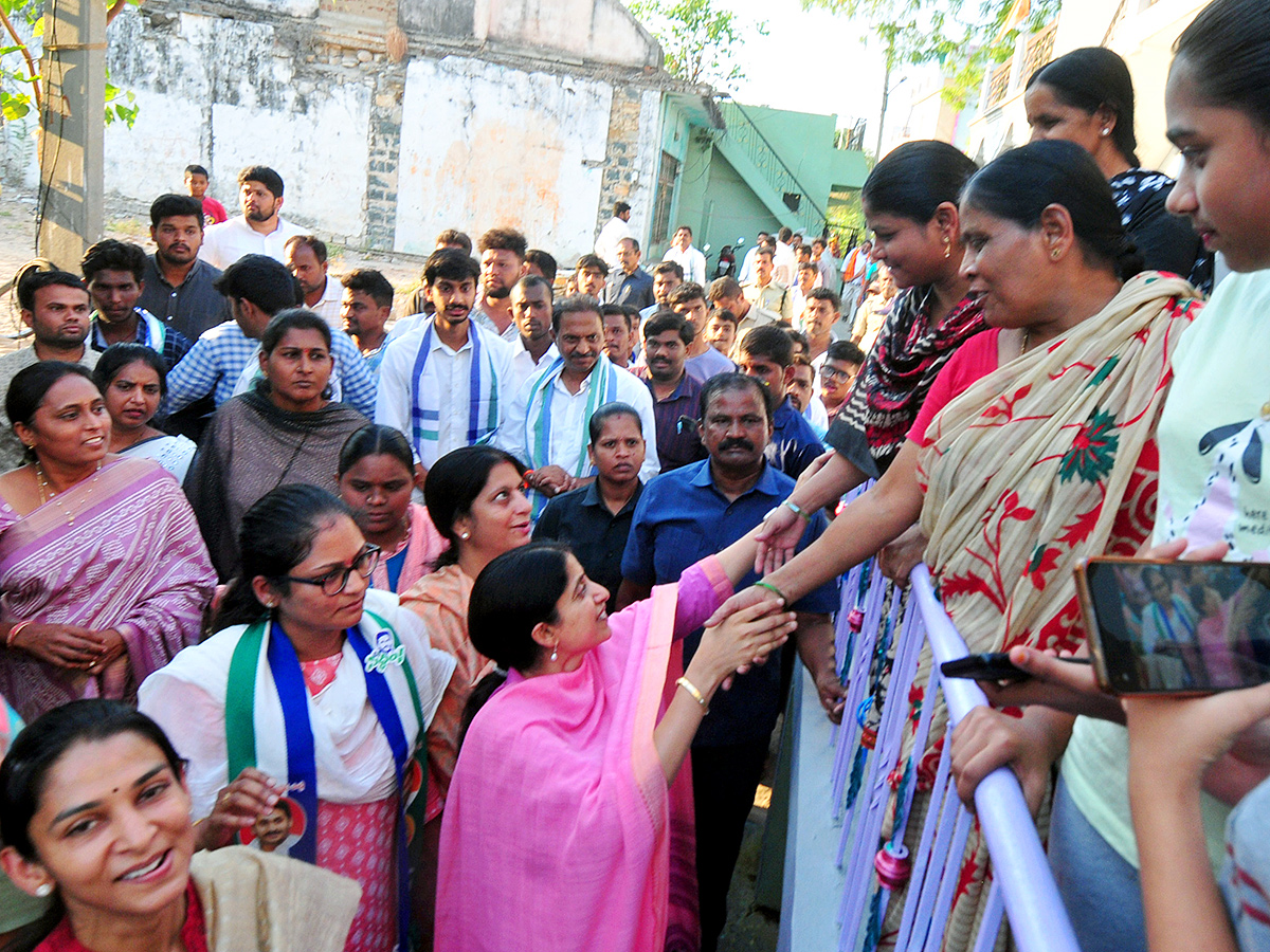 ys_20bharathi_20election_20campaign-_20_284_29.jpg 4