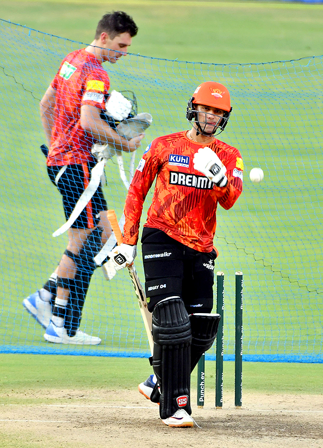 SRH_20and_20RR_20Players_20Practice_20Session_20uppal_20stadium_20special_20photos-_20_288_29.jpg 8