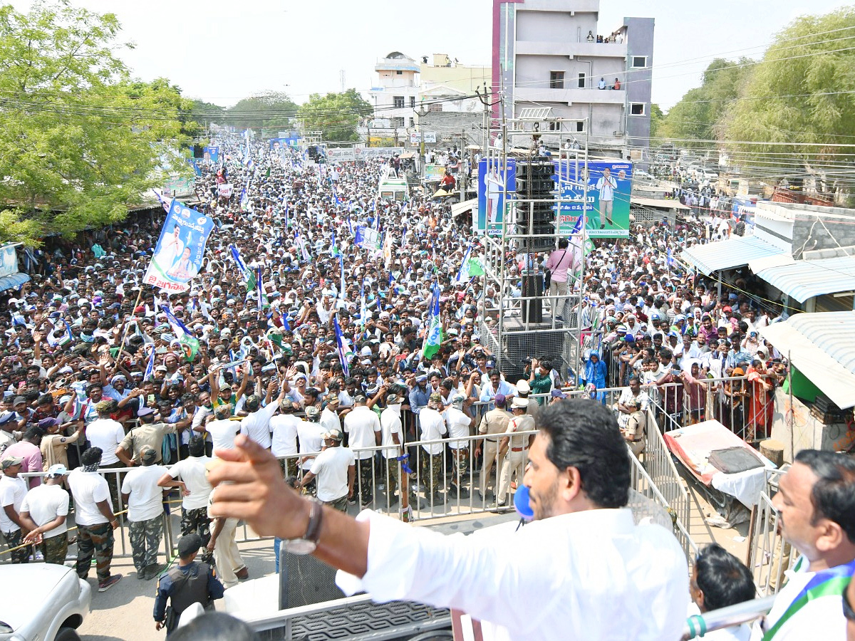 CM_20YS_20Jagan_20Public_20Meeting_20at_20Pedakurapadu_20Photos_20_288_29.jpg 9