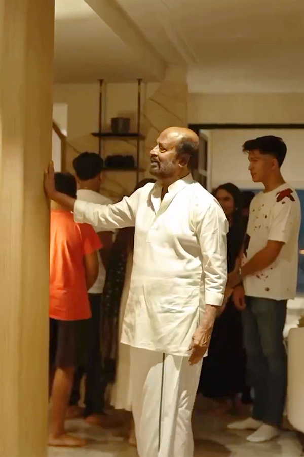 Rajinikanth_20Daughter_20Aishwarya_20New_20House_20Warming_20Ceremony_20Photos_20_2814_29.jpg 15