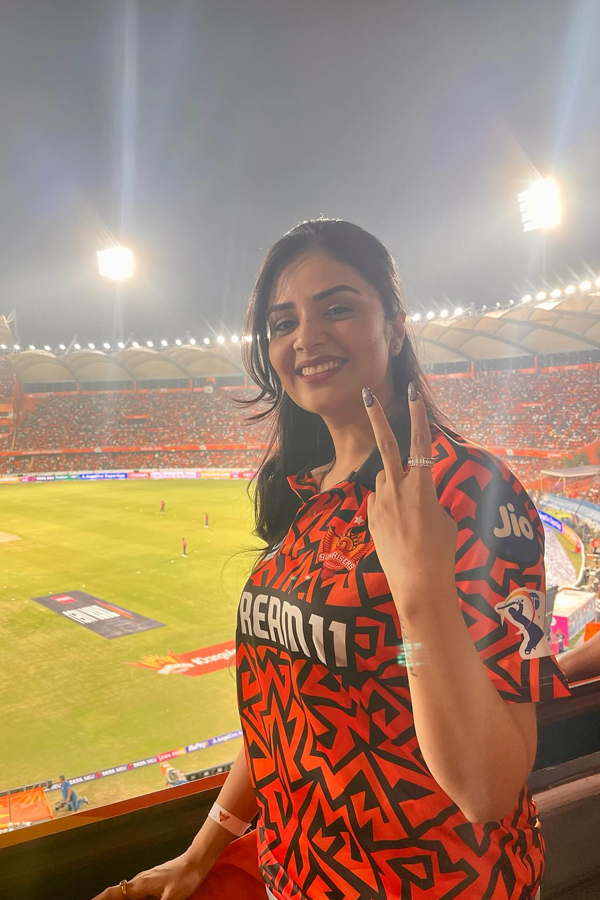 Sreemukhi-5.jpg 6