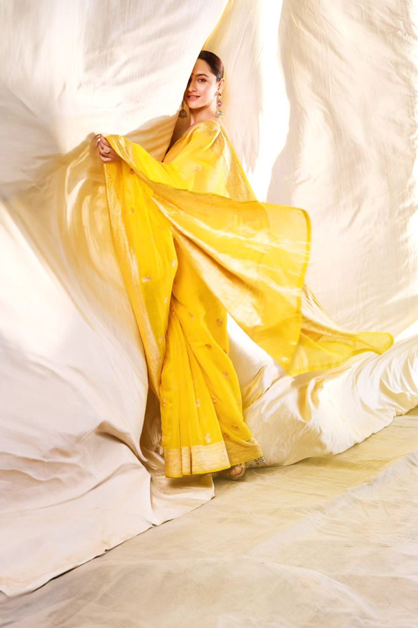 Sanjeeda-Shaikh-5_0.jpg 6