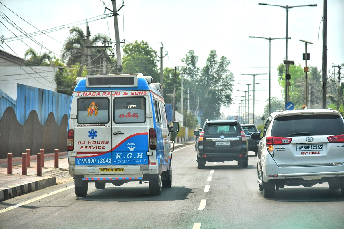 cm_20jagan_20convoy_20gave_20way_20to_20108_20ambulance_20in_20tadepalli-_20_281_29.jpg 1