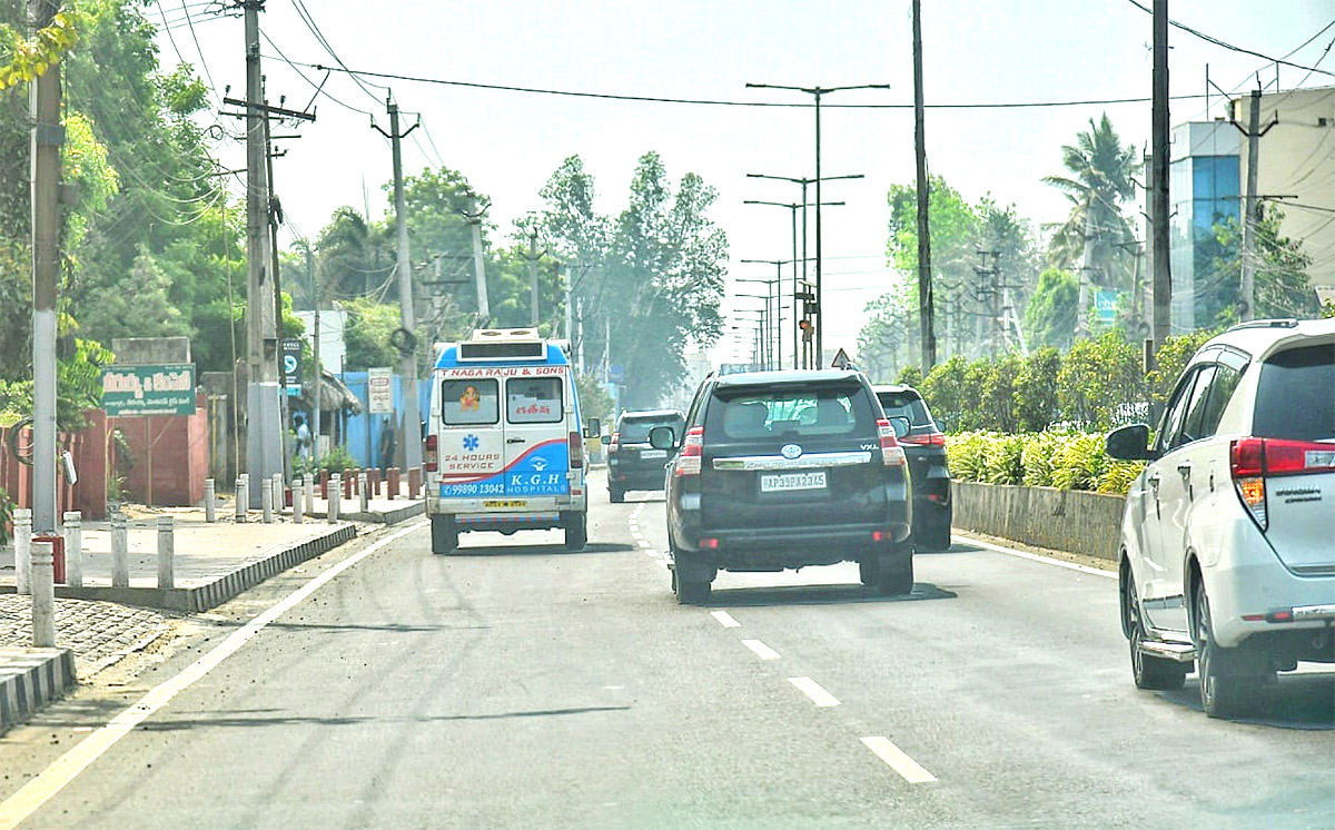 cm_20jagan_20convoy_20gave_20way_20to_20108_20ambulance_20in_20tadepalli-_20_283_29.jpg 3