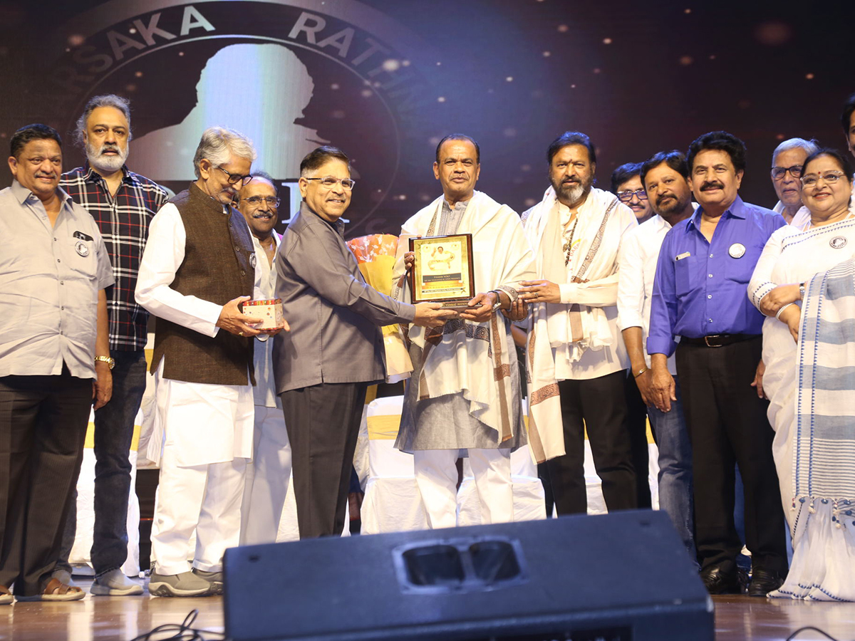 Dharsakaratna_20DNR_20Film_20Awards_20Function_20Shilpakala_20Vedika_2C_20Hyderabad-_20_2813_29.jpg 13