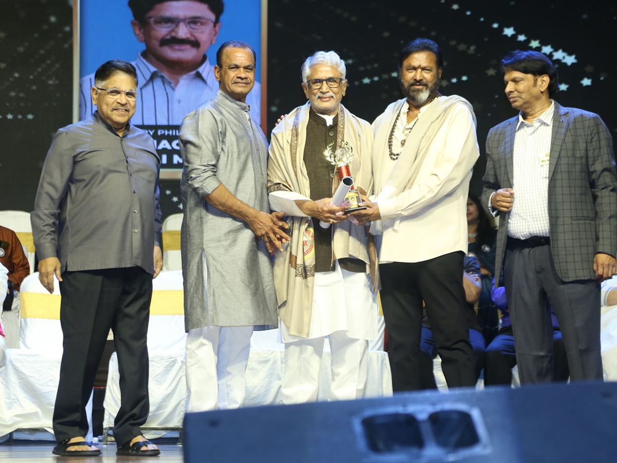 Dharsakaratna_20DNR_20Film_20Awards_20Function_20Shilpakala_20Vedika_2C_20Hyderabad-_20_2815_29.jpg 15