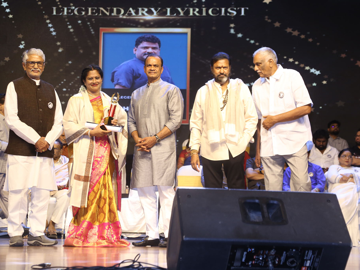 Dharsakaratna_20DNR_20Film_20Awards_20Function_20Shilpakala_20Vedika_2C_20Hyderabad-_20_2819_29.jpg 19