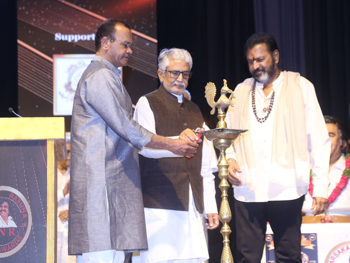 Dharsakaratna_20DNR_20Film_20Awards_20Function_20Shilpakala_20Vedika_2C_20Hyderabad-_20_2823_29.jpg 23