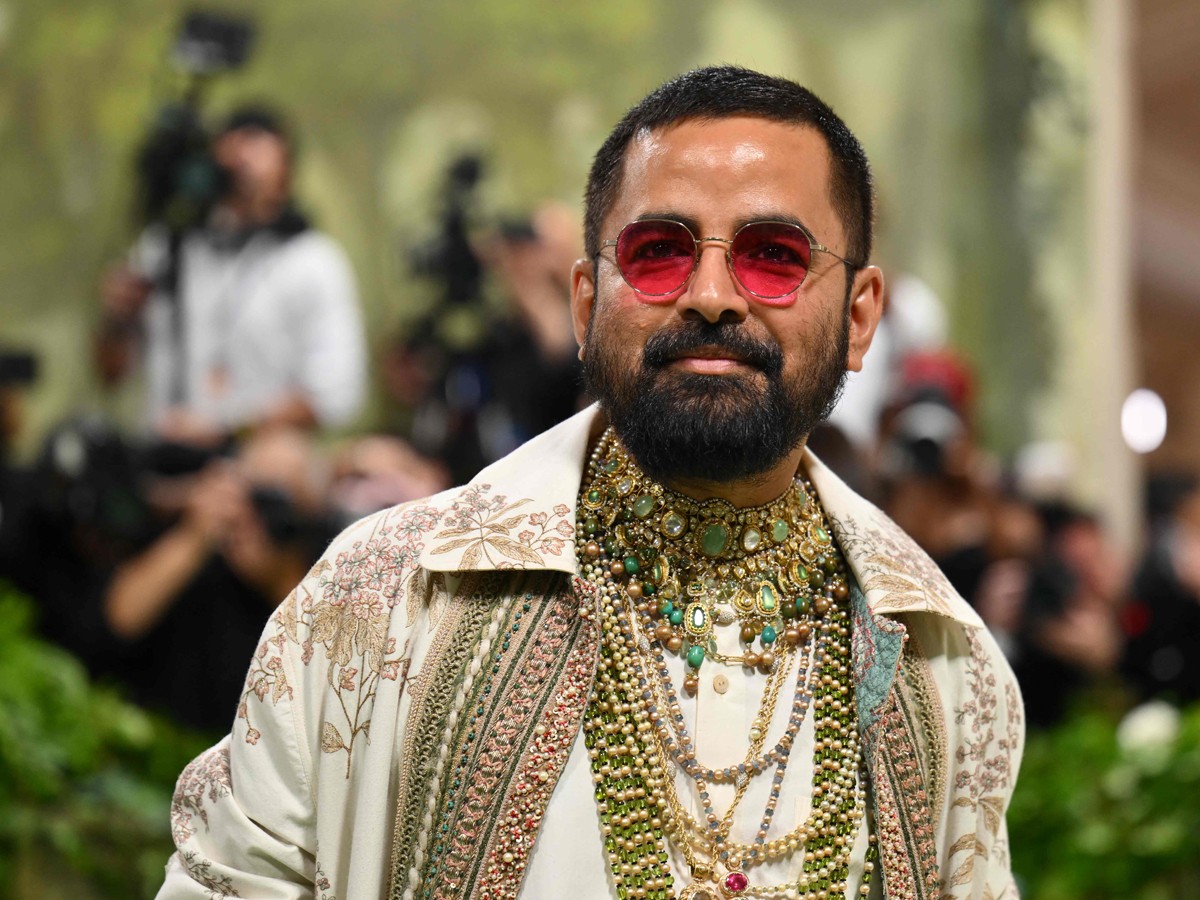 8.Sabyasachi-Mukherjee_Met-Gala-2024.jpg 11