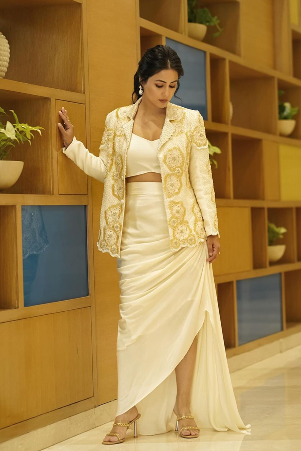 Hena-Khan-2.jpg 3