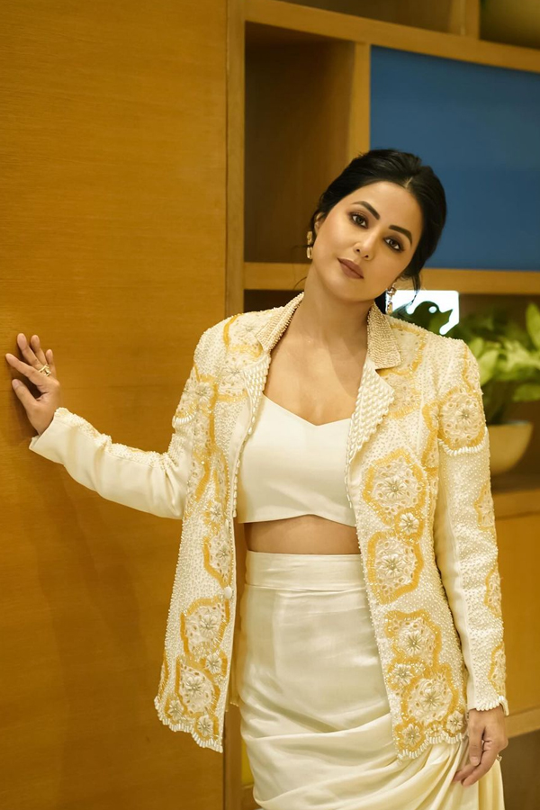 Hena-Khan-4.jpg 5