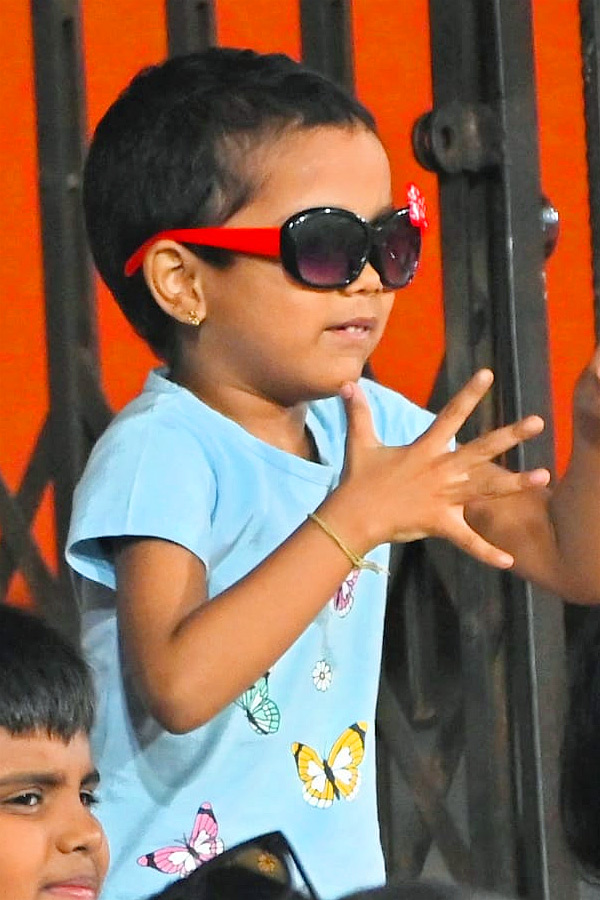 Celebrities_20In_20IPL_20Match_20at_20Hyderabad_20Uppal_20Cricket_20Stadium_20Photos_20_2811_29.jpg 12