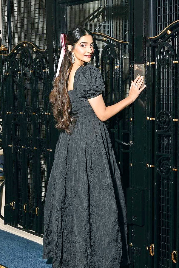 Interesting_20facts_20about_20Sonam_20Kapoor_20wedding_20Photos_20_281_29.jpg 3
