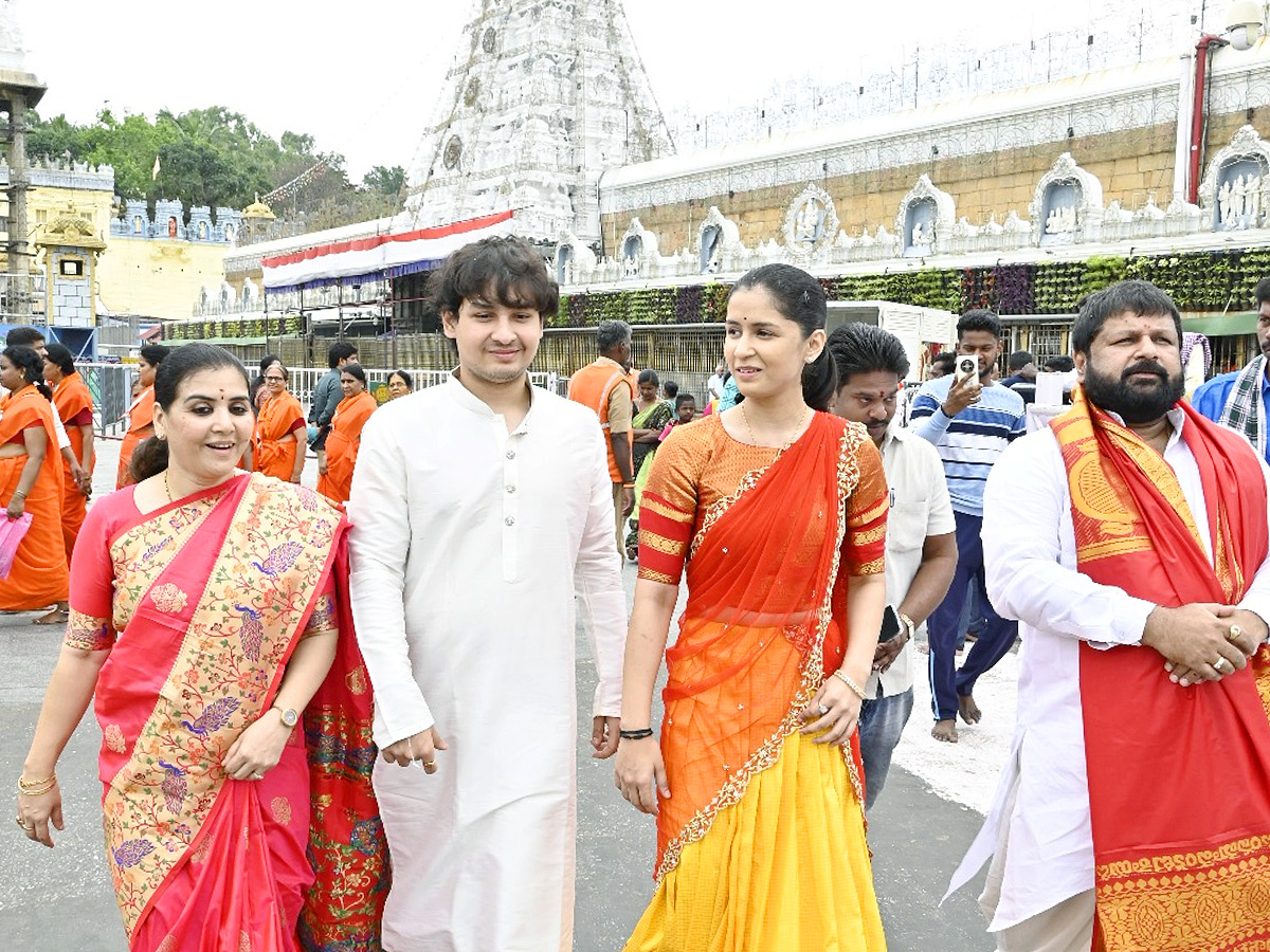 Naina_20Jaiswal_20Visits_20Tirumala_20with_20Family_20Photos_20_2811_29_0.jpg 12