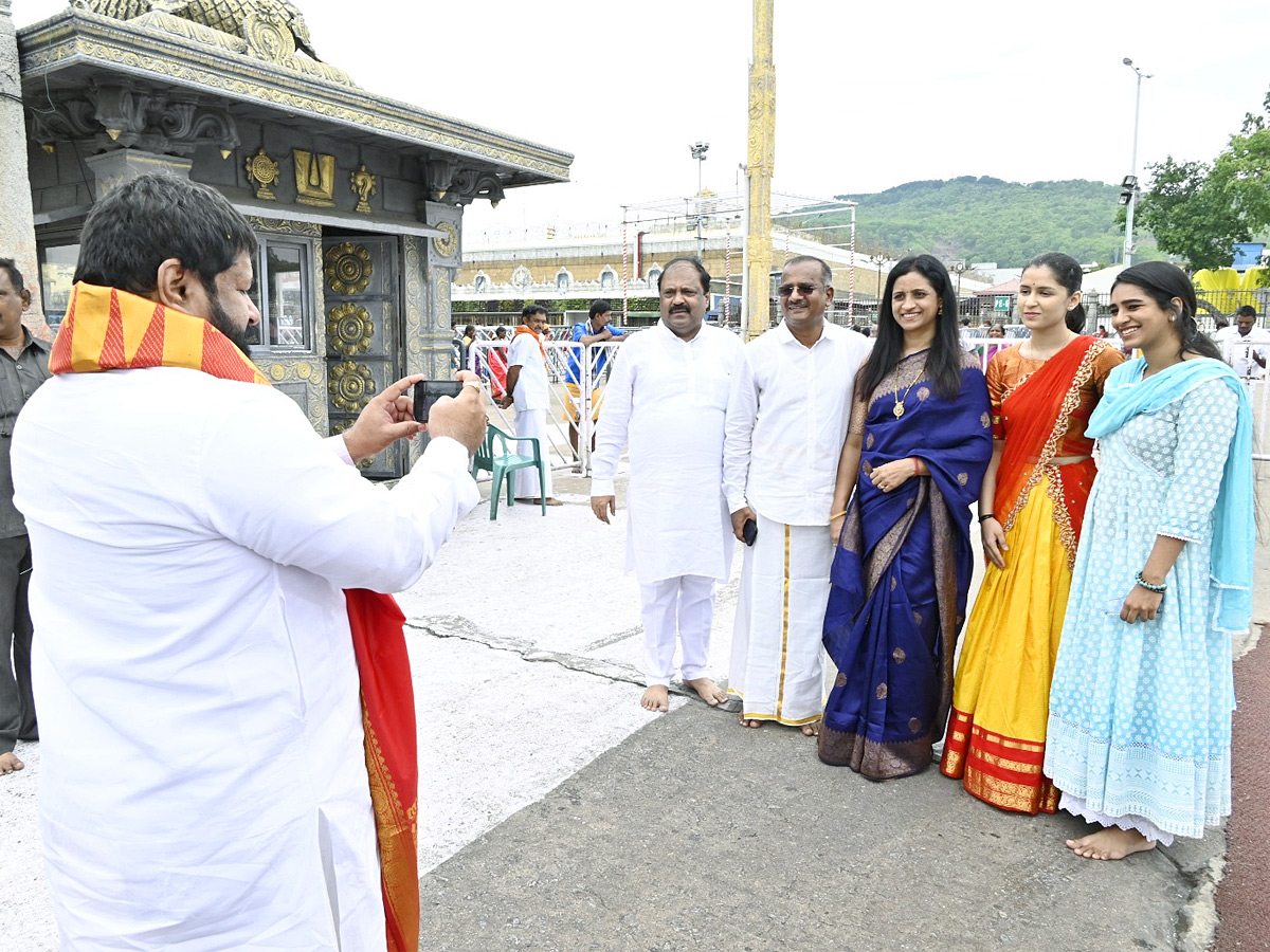 Naina_20Jaiswal_20Visits_20Tirumala_20with_20Family_20Photos_20_2815_29.jpg 16