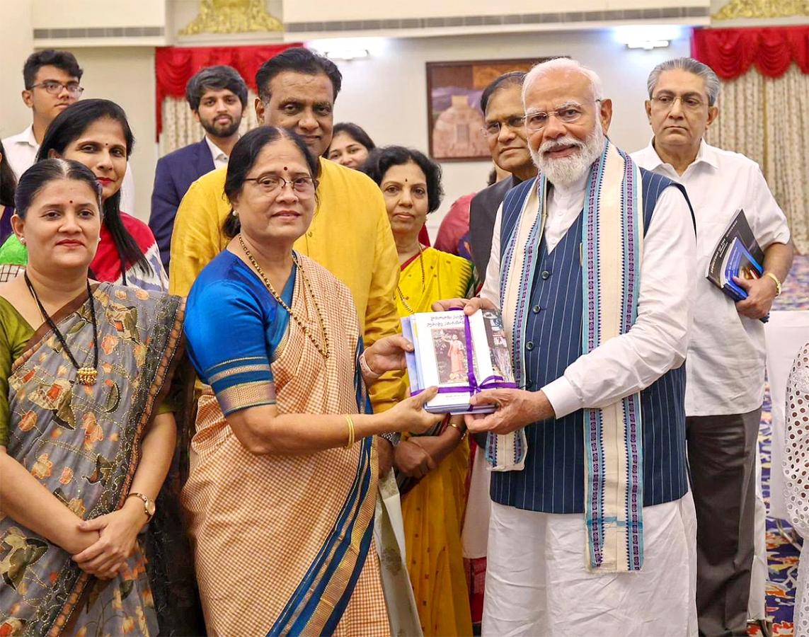 Narendra_20Modi_20meets_20family_20members_20of_20former_20prime_20minister_20P.V._20Narasimha_20Rao-2.jpg 10