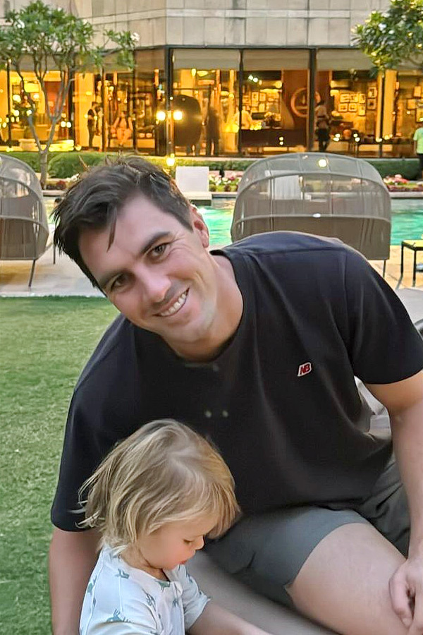 SRH_20Wishes_20Skipper_20Pat_20Cummins_20On_20HBD_20Look_20At_20His_20Beautyful_20Family_20Photos_20_2817_29.jpg 18